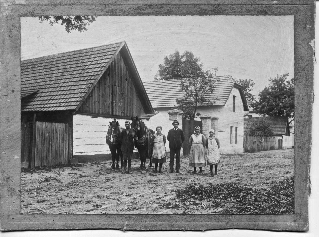 dům č. 10 - uprostřed Václav Houštecký, po jeho levici manželka Anna, roz.Hálová ze Křenku