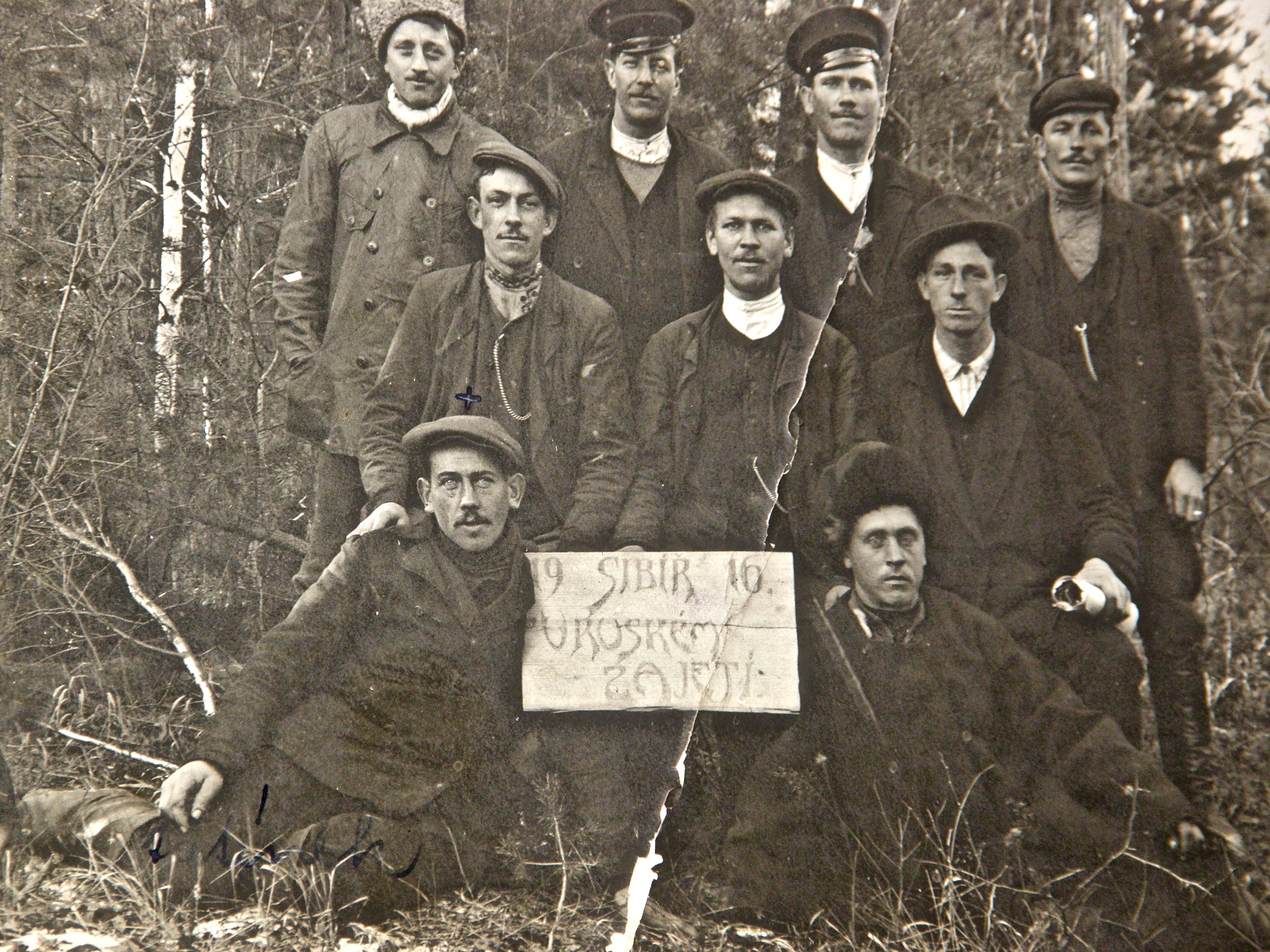 Václav Kettner v ruském zajetí - 1915 - 1918 - sedící na zemi vlevo