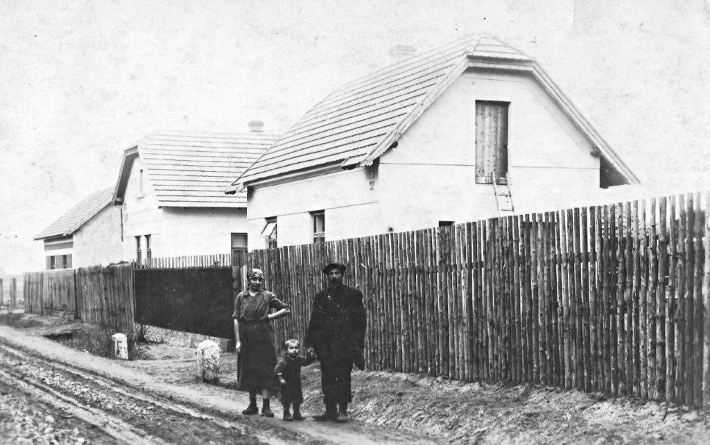 č.32 - Jakubovi - Jindřich (1901) a Marie, Josef (1925) a Vlasta 